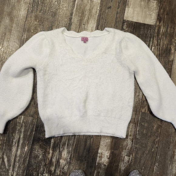 Francesca’s mi ami White Fuzzy V-Neck Sweater – Size Small - Picture 3 of 10